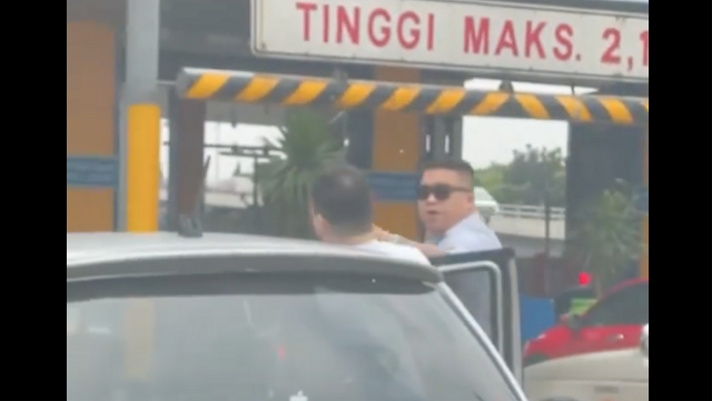 Perseteruan pengemudi Pajero dan pengemudi Yaris di GT Tomang, Minggu (22/5/2022). Foto: Instagram/@ahmadsahroni88