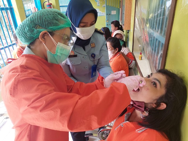 Dokter Gigi dan Perawat Gigi Lapas Perempuan Palembang Melakukan Tindakan Pencabutan Gigi pada WBP, Palembang, Senin (23/05). Foto: Humas LPP