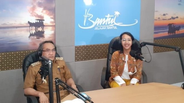 Bupati Bantul, Abdul Halim Muslich bersama Ketua Badan Promosi DIY, GKR Bendara, saat melakukan podcast di Dispar Bantul, Senin (23