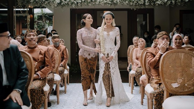 Potret pernikahan Maudy Ayunda dan Jesse Choi. Foto: Instagram/@maudyayunda