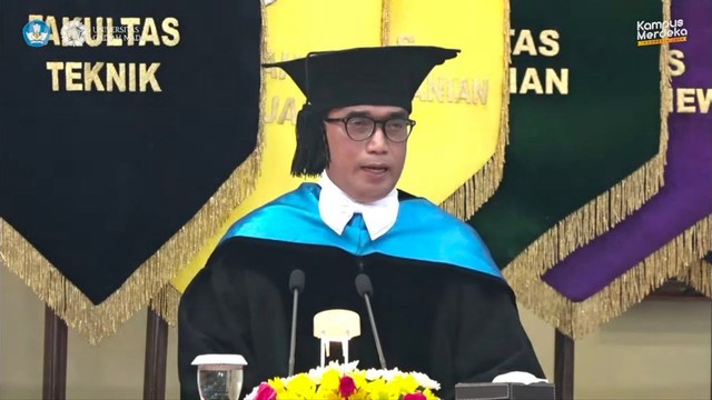 Menteri Perhubungan RI, Budi Karya Sumadi, saat menerima anugerah Honoris Causa di Universitas Gadjah Mada (UGM), Senin (23/5/2022). Foto: Tangkapan layar Youtube/Universitas Gadjah Mada