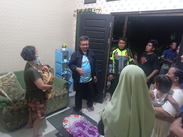 Penemuan bayi di depan pintu rumah warga Jalan Tiyung, Translik, Desa Pasir Panjang. Foto: IST