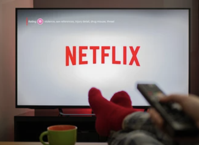 Ilustrasi menonton Netflix di layar TV. Sumber: Shutterstock.com/@Vantage_DS
