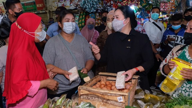 Ketua DPR Puan Maharani cek harga minyak goreng di pasar. Foto: Dok. Istimewa