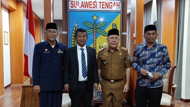 Dari kiri tengah Gubernur Sulawesi Tengah Rusdi Mastura dan Plh Bupati Banggai Kepulauan Rusli Moidady (kanan). Foto: Dok. Pemprov Sulteng