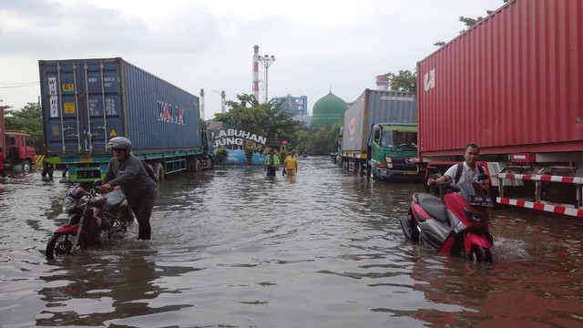 Tanggul Jebol, Pelabuhan Tanjung Emas Semarang Terendam Banjir Hingga 1 ...