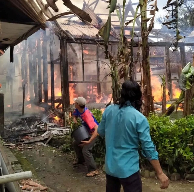 Musibah kebakaran menimpa rumah milik warga di Desa Cibeurung, Kecamatan Selajambe, Kabupaten Kuningan, Jabar, pada 19 Mei 2022. (Foto: Damkar Kuningan)