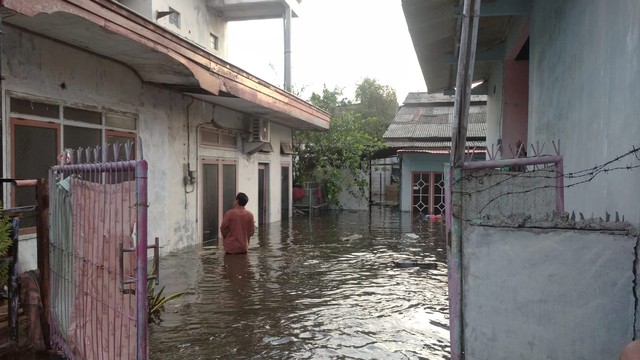 Kondisi banjir yang merendam rumah warga di Bandarharjo Semarang Utara, Senin (23/5/2022). Foto: Intan Alliva Khansa/kumparan