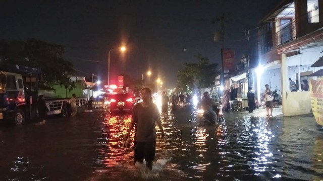 Banjir rob di kawasan Pelabuhan Tanjung Emas, Semarang, Senin (23/5/2022). Foto: Intan Alliva Khansa/kumparan