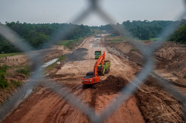 Sebuah alat berat dioperasikan untuk menyelesaikan pembangunan tol seksi II Rangkasbitung-Cileles di Lebak, Banten, Senin (23/5/2022). Foto: Muhammad Bagus Khoirunas/ANTARA FOTO