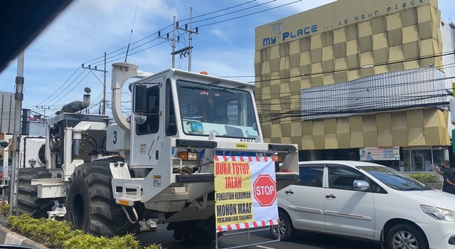 Meneliti Struktur Bumi, Mobil Vibroseis Pertamina Keliling Malang Raya (106729)