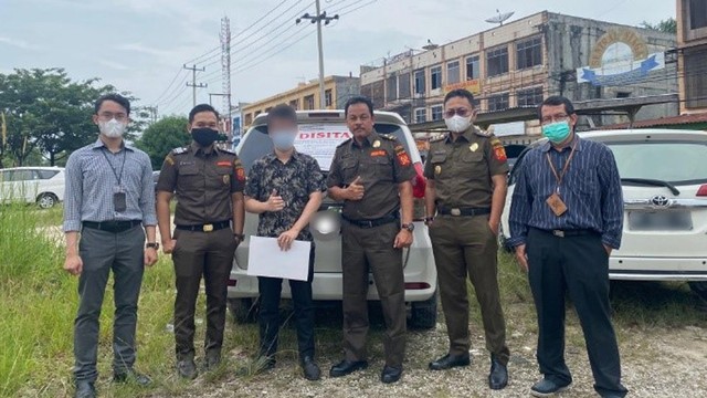 DITJEN Pajak Riau mengeksekusi sita aset berupa mobil milik wajib pajak yang menunggak (wajah disamarkan). (FOTO: DITJEN PAJAK RIAU)