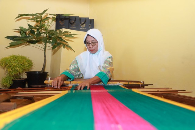 Pengrajin kain tenun Ternate. Foto: Istimewa