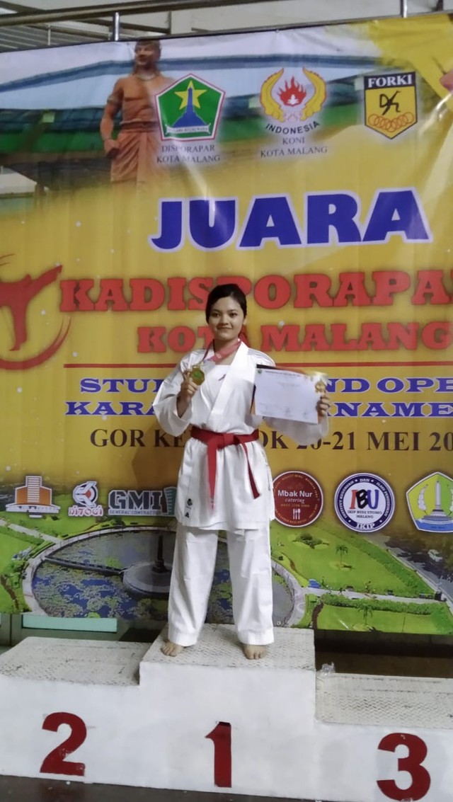  Indra Cahya Putri, 22, sukses meraih juara 1 di Kelas Kumite Perorangan Senior - 68 Putri di ajang Porsenasma 2022. dok