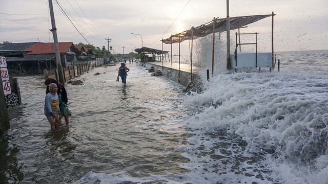 BMKG Prediksi Pasang-Surut Banjir Rob di Pantura hingga 25 Mei 2022 (14489)