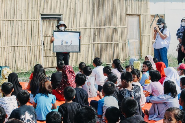 Syamsuddin Ilyas sang pendiri Kelas Jurnalis Cilik ketika menyampaikan materi kepada anak-anak pesisir. (Foto: Riad Nur Hikmah)