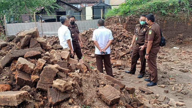 Tim Kejaksaan Agung dan Kejaksaan Negeri Sukoharjo memeriksa tembok bekas Keraton Kartasura yang dijebol warga. FOTO: Agung Santoso