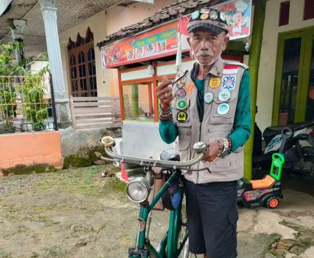 Ono Suryono pulang ke kampung naik sepeda tua dari Karawang.  