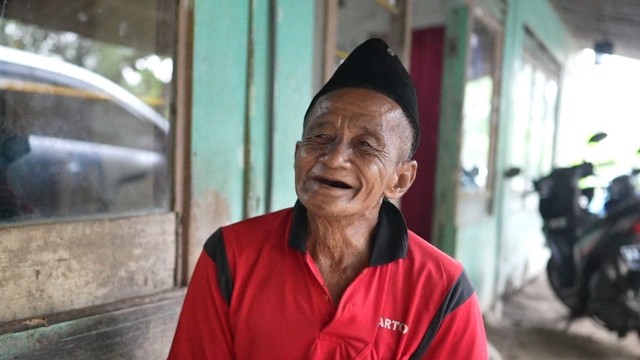 Wagiman, kakek berusia 70 tahun warga Desa Wadas, Kecamatan Bener, Kabupaten Purworejo, mendadak menjadi miliarder. Foto: Dok. Istimewa