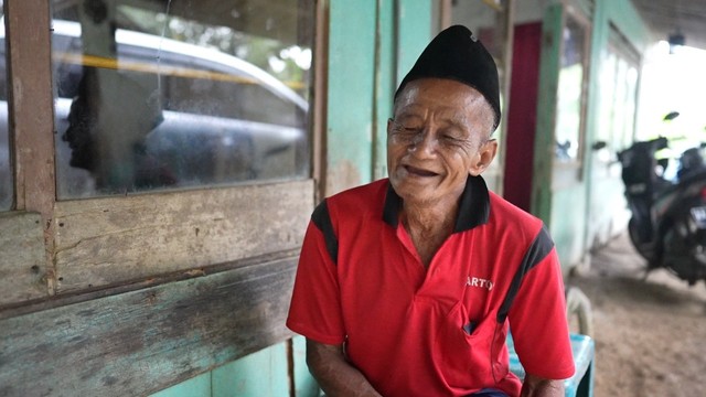 Wagiman, kakek berusia 70 tahun warga Desa Wadas, Kecamatan Bener, Kabupaten Purworejo, mendadak menjadi miliarder. Foto: Dok. Istimewa