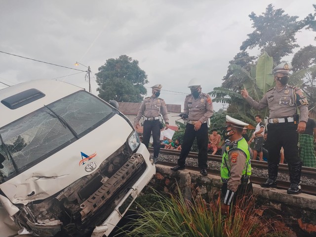 Mobil Travel Tertabrak Kereta di Bandar Lampung, Satu Penumpang Terjepit (1)