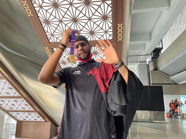 Marques Bolden memamerkan medali emas SEA Games di Bandara Soekarno Hatta, Tangerang, Banten, Kamis (24/5). Foto: Soni Insan Bagus L/kumparan