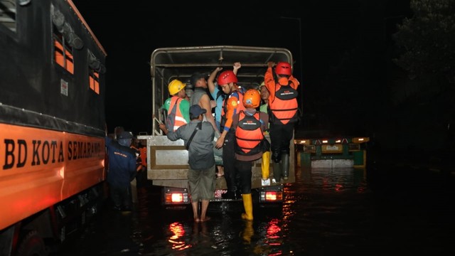 Badan Penanggulangan Bencana Daerah (BPBD) Jawa Tengah saat menyalurkan bantuan bagi korban banjir Pelabuhan Tanjung Emas Semarang. Foto: Dok. Istimewa