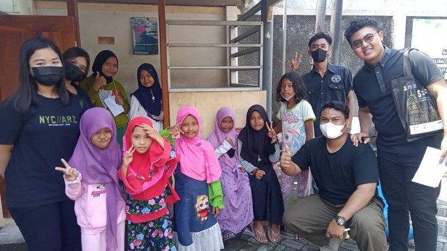 Mahasiswa Hindu Dharma Indonesia di Surabaya Mengajar di Sekolah Rakyat Kejawan