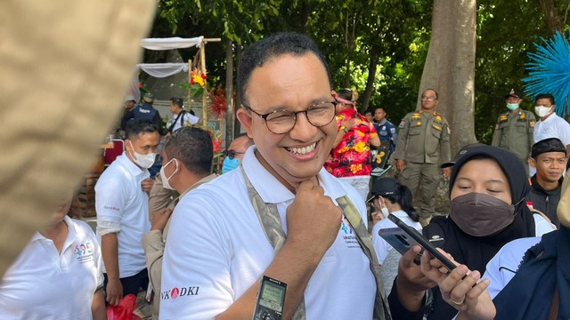 Gubernur DKI Jakarta Anies Baswedan berbicara kepada wartawan saat acara Jakarta Hajatan di Pulau Bidadari, Kepulauan Seribu, Selasa (24/5/2022). Foto: Haya Syahira/kumparan