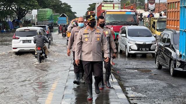 Kapolres Demak AKBP Budi Adhy Buono saat meninjau rob di Jalan Pantura, Jawa Tengah, Senin (24/5/2022) kemarin. Foto: Dok. Istimewa