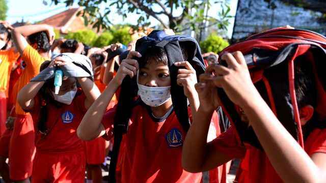 Foto: Siswa Berlatih Sigap Bencana Gempa dan Tsunami di Bali (12517)