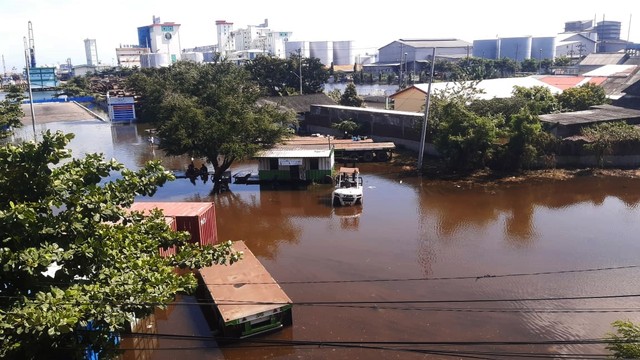 Banjir masih merendam kawasan Pelabuhan Tanjung Emas Semarang, Jawa Tengah, Selasa (24/5/2022). Foto: Intan Alliva Khansa/kumparan