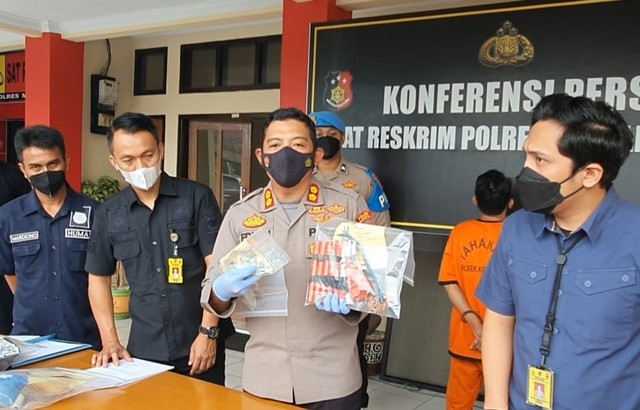 Kapolres Majalengka, AKBP Edwin Affandi, menunjukkan barang bukti bom rakitan mainan yang digunakan pelaku teror di Bank BRI Unit Leuwimunding, Majalengka. FOTO: Tomi Indra/CIREMAITODAY
