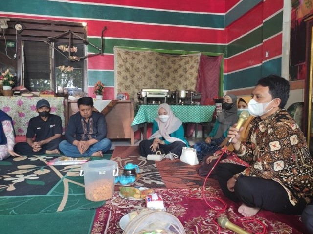 Abdullah Syakur (kanan) dan Irma Hidayati (2 dari kanan) memberikan sambutan pembukaan kegiatan pengabdian masyarakat