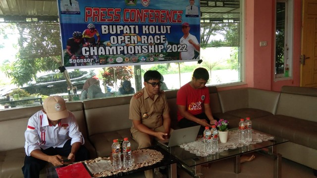 Panitia open race championship 2022 saat memberikan keterangan pers terkait persiapan lomba. Foto: Lukman Budianto/kendarinesia.
