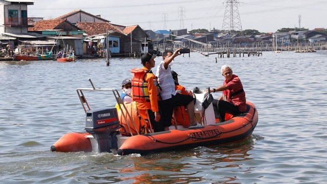 Gubernur Jawa Tengah, Ganjar Pranowo, saat meninjau tanggul laut yang jebol. Foto: istimewa