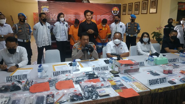 Konferensi pers penangkapan pelaku skimming Bank Riau Kepri di Batam. Foto: Zalfirega/kepripedia.com.