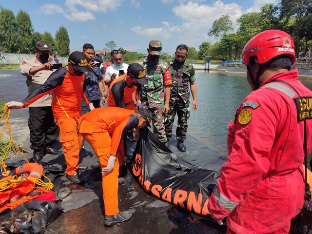 Tim SAR Gabungan berhasil mengevakuasi pemuda yang tenggelam di Embung UII, Ngemplak, Kabupaten Sleman, Selasa (24/5). Foto: Dok. Basarnas Yogyakarta