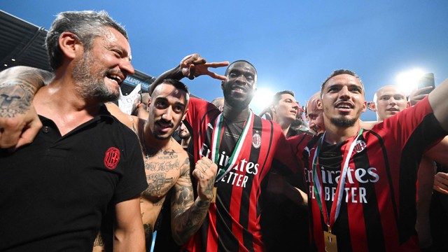 Pemain AC Milan, Ismael Bennacer (kanan) saat merayakan kemenangan. Foto: Alberto Lingria/REUTERS