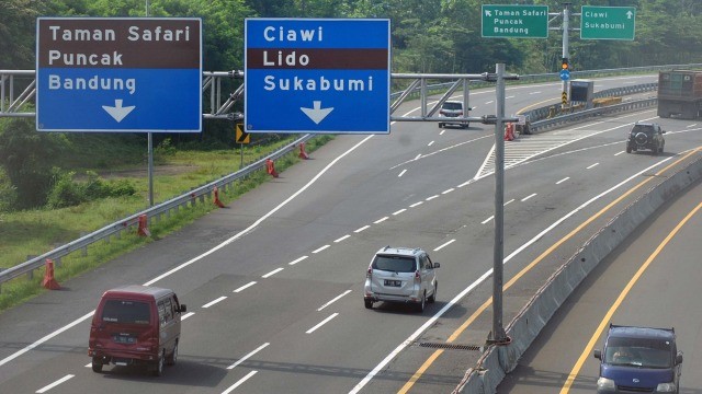 Sejumlah kendaraan keluar gerbang tol Ciawi menuju jalur wisata Puncak, Kabupaten Bogor, Jawa Barat. Foto: ANTARA FOTO/Arif Firmansyah