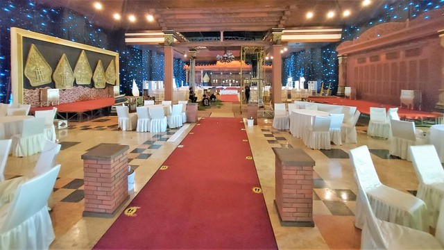 Dekorasi pernikahan ruangan Graha Saba Buana, Solo yang menjadi lokasi pernikahan Idayati-Anwar Usman. FOTO: Fernando Fitusia 