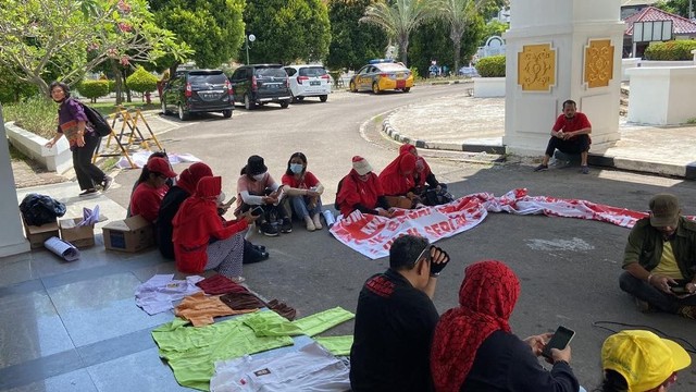 Nasabah AJB Bumiputera berunjukrasa di Gedung DPRD Batam. (Foto: Juna/batamnews)