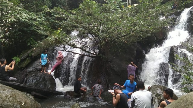 Tampak para pengunjung menikmati air terjun klaligi, foto: Yanti/Balleo News