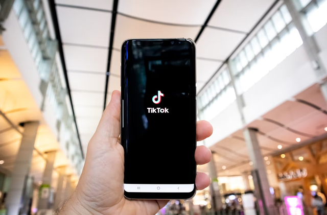 Ilustrasi cara salin link di TikTok untuk dibagikan.ke orang lain. Foto: unsplash.com/obergeron