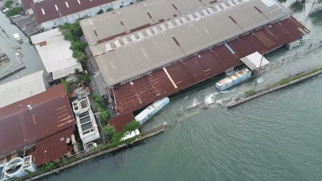 Foto udara yang menunjukan jebolnya tanggul atau tembok penahan air laut  di kawasan industri Lamicitra, Pelabuhan Tanjung Emas Semarang, Selasa (24/5/2022). Foto: Dok. Istimewa