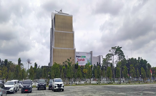 Menara Dang Merdu Bank Riau Kepri, di Jalan Sudirman Pekanbaru. (Foto: RiauOnline)