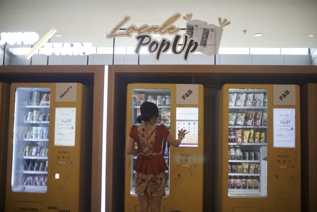 Foto: Mencoba Vending Machine yang Jual Produk UMKM di Grand Indonesia (33527)