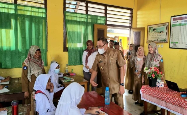 Wali Kota Ternate, M. Tauhid Soleman, saat memantau langsung Putri Delani yang sudah kembali bersekolah. Foto: Istimewa