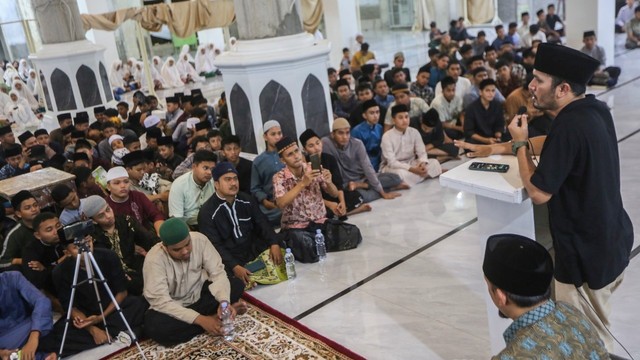 Ustaz Hanan Attaki Semangati Santri yang Menuntut Ilmu di Dayah IQ, Aceh Besar (106697)