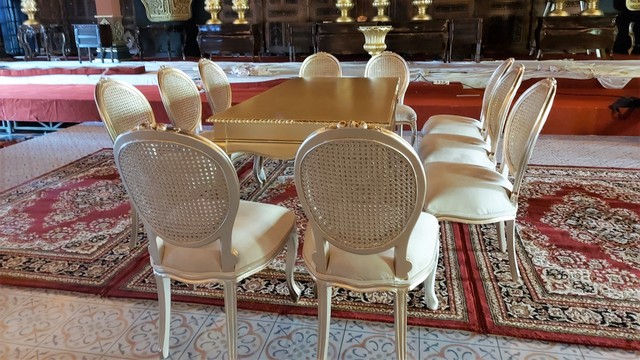 Meja dan kursi yang disiapkan untuk akad nikah Idayati-Anwar Usman di Graha Saba Buana. FOTO: Fernando Fitusia